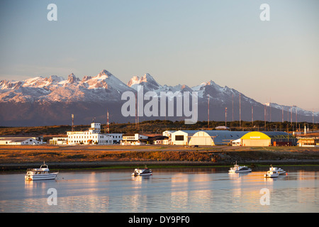 Arti marziali mountain range in alba la luce nella città di Ushuaia che è la capitale di Tierra del Fuego in Argentina Foto Stock