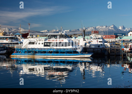 Una escursione turistica in barca nelle città di Ushuaia che è la capitale di Tierra del Fuego in Argentina Foto Stock