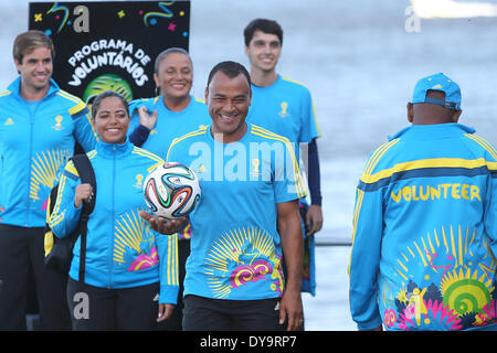 Rio De Janeiro, Brasile. Decimo Apr, 2014. Ex calcio brasiliano Cafu giocatore (C) presenta le divise progettato per la Coppa del Mondo FIFA volontari su una sfilata di moda durante la Fashion Rio evento in Rio de Janeiro, Brasile, il 10 aprile 2014. © Xu Zijian/Xinhua/Alamy Live News Foto Stock