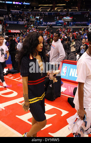 Los Angeles, California, USA. 09Apr, 2013. Cantante Rihanna assiste il basket della NBA Game tra l'Oklahoma City Thunder e il Los Angeles Clippers a Staples Center di Los Angeles, California. Charles Baus/CSM/Alamy Live News Foto Stock