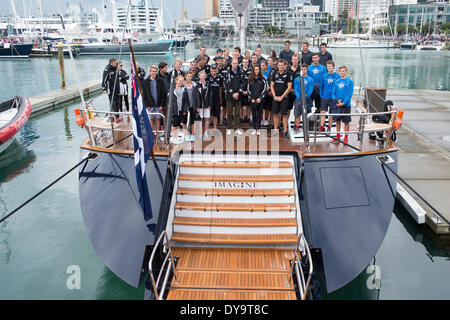 Auckland, Nuova Zelanda. 11 Aprile, 2014. Le Loro Altezze Reali il Duca e la Duchessa di Cambridge visita Emirates Team New Zealand a match race a vicenda nel porto di Auckland. Un credito: Chris Cameron/Alamy Live News Foto Stock