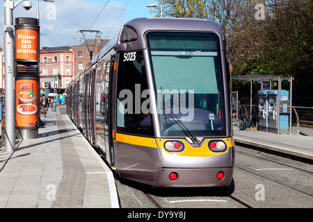 Il Luas, Dublino il sistema di trasporti pubblici e a St Stephens Green, Dublino Foto Stock