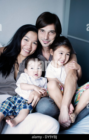 Famiglia con due bambini, ritratto Foto Stock