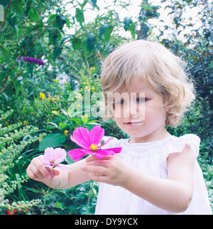 Bambina a caccia di fiori Foto Stock