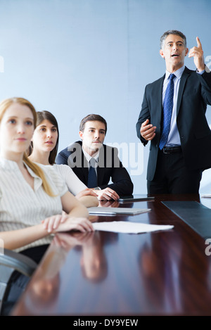 Executive rendendo la presentazione al meeting aziendale Foto Stock