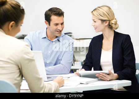 I colleghi che lavorano insieme Foto Stock