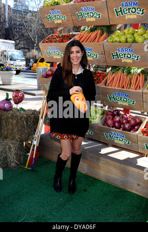 Jamie-Lynn Sigler ospita re #BeAFarmHero agricoltura urbana Pop-Up evento al Flatiron Plaza il 9 aprile 2014 nella città di New York che festeggia il lancio del gioco mobile Farm Saga degli eroi Foto Stock