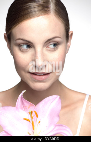 Giovane donna holding orchid Foto Stock