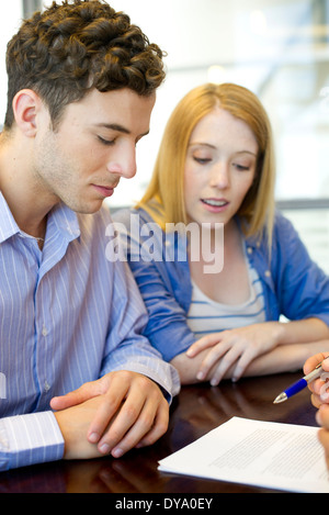 I clienti revisione di contratto con il consulente Foto Stock