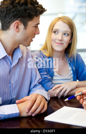 I clienti revisione di contratto con il consulente Foto Stock