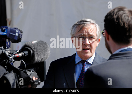Sir Gerald Howarth MP (conservatore; Aldershot) essendo intervistato al di fuori del parlamento Foto Stock