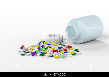 Pillole colorate versato dalla bottiglia su sfondo bianco Foto Stock