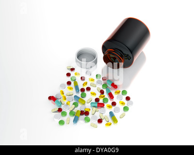 Pillole colorate versato dalla bottiglia su sfondo bianco Foto Stock