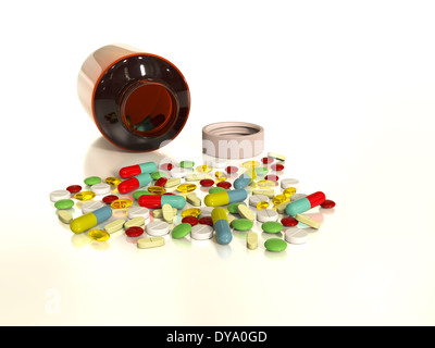 Pillole colorate versato dalla bottiglia su sfondo bianco Foto Stock