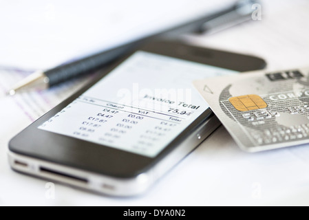 Smartphone utilizzato per il banking online Foto Stock