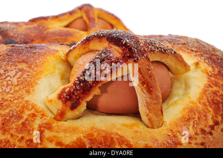 Primo piano di un tradizionale mona de Pascua tipico in Spagna, una torta con uova sode mangiato il lunedì di Pasqua Foto Stock