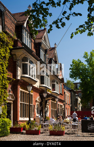 Regno Unito, Inghilterra, Norfolk, Norwich, Tombland, diners fuori la tasca Tapas ristorante Foto Stock