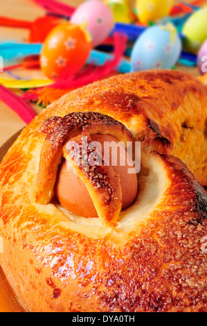 Un tradizionale mona de Pascua tipico in Spagna, una torta con uova sode mangiato il lunedì di Pasqua, con alcune uova decorate e feat Foto Stock