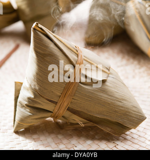 Asian cinese gnocchi di riso, fresco con caldo cotto a vapore di fumo. Foto Stock