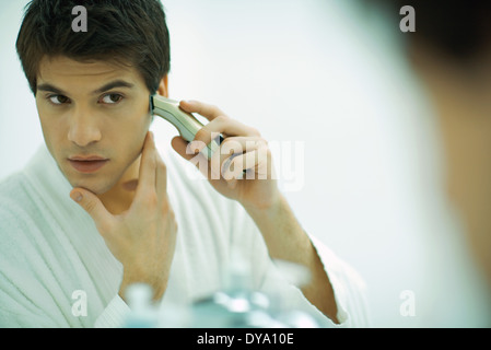 bell'uomo rasa con un rasoio elettrico, 35-40 anni Foto stock - Alamy