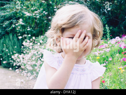 Bambina sul sentiero natura, ritratto Foto Stock