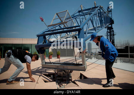 Città del Messico. Decimo Apr, 2014. Lavoratori verificare i danni causati dalla caduta di una gru telescopica braccio, nell'allegato della Torre Mayor, a Città del Messico, capitale del Messico, il 10 aprile 2014. © Str/Xinhua/Alamy Live News Foto Stock