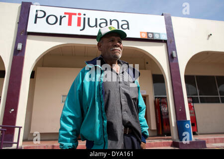 (140411) -- TIJUANA, Aprile 11, 2014 (Xinhua) -- un migrante prende parte al lavoro per i Migranti Fair, nel piazzale della Zona Centro delegazione, nella città di Tijuana, Messico, il 10 aprile 2014. Secondo la stampa locale, la manifestazione è stata organizzata da Tijuana la Camera Nazionale di industrie di trasformazione (CANACINTRA, per il suo acronimo in spagnolo), l'Istituto nazionale per la migrazione ha (INM, per il suo acronimo in spagnolo), ufficio per i Diritti Umani (PHD, per il suo acronimo in spagnolo), e dalla Zona Centro Delegazione. Secondo le informazioni ufficiali, Tijuana ha ricevuto circa 43 mila deportati migranti dall'U Foto Stock