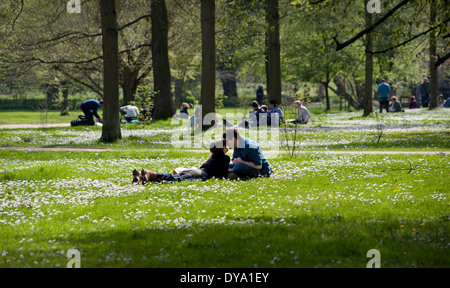 Cambridge, Cambridgeshire, Inghilterra. 9 aprile 2014 gli studenti e i visitatori della città universitaria di Cambridge godere della tarda primavera Foto Stock