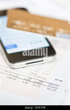 Smartphone utilizzato per il banking online Foto Stock