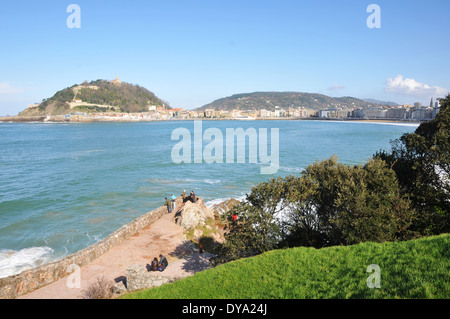 Gruppo di persone la visualizzazione di San Sebastian dal Parco Miramar Foto Stock