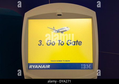 Ryanair self service check in touch screen del terminale in un aeroporto, andare alla porta Foto Stock