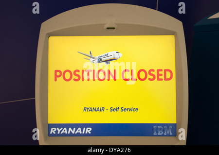 Ryanair self service verificare nel terminal di un aeroporto Foto Stock