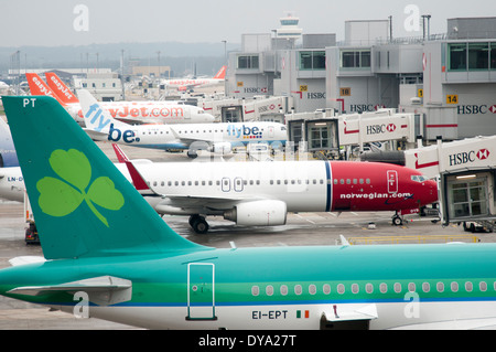 Aeromobile su asfalto all aeroporto di Gatwick Regno Unito Foto Stock