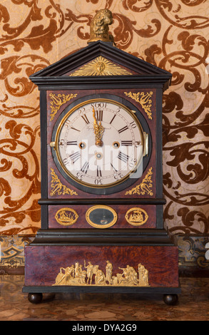 San Anton, Slovacchia - 26 febbraio 2014: orologio da tavolo da 19. cento. in palazzo San Anton. Foto Stock