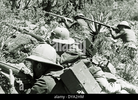 Italiano guerra etiope guerra quattro soldati italiani pistole militari attaccare battaglia italiana guerra abissina 1935 Etiopia Africa Foto Stock