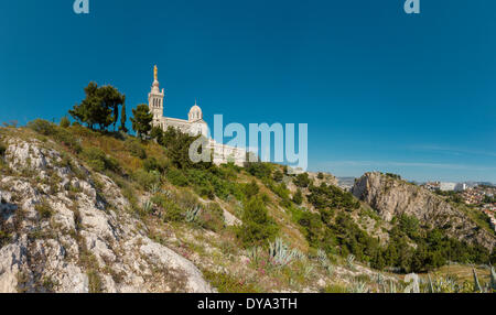 Basilique basilica chiesa Notre Dame de la Garde chiesa monastero estate montagne colline Marsiglia Bouches du Rhone Francia UE Foto Stock