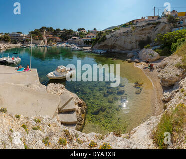 Poco Port Harbour Town village acqua estate montagne colline persone navi barca Niolon Bouches du Rhone Francia Europa, Foto Stock