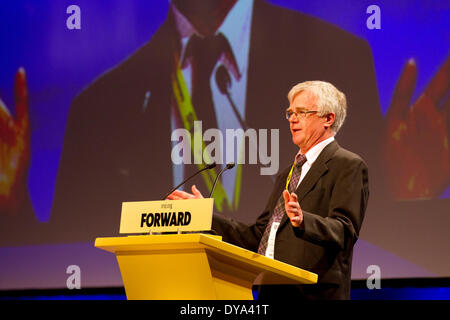 Aberdeen, Scozia Venerdì 11 Aprile, 2014. Ian Stewart Hudghtont, membro del Parlamento europeo, all'SNP Conferenza di Primavera al Centro Congressi ed Esposizioni (AECC). Questo è l ultimo incontro formale prima del referendum il prossimo 18 settembre la campagna per un voto per la Scozia l'indipendenza. La conferenza, segnando l'ottantesimo anniversario della formazione del partito, segue la pubblicazione di 'Scotland il futuro, un dettagliato progetto per la creazione di un partito nazionale scozzese di governo per fornire utilizzando i nuovi poteri. Foto Stock