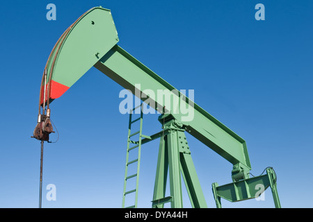 Oil Rig lavorando sul cielo blu sullo sfondo Foto Stock