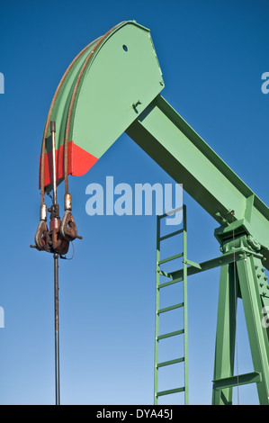 Oil Rig lavorando sul cielo blu sullo sfondo Foto Stock