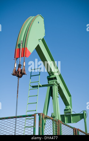 Oil Rig lavorando sul cielo blu sullo sfondo Foto Stock