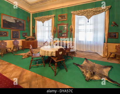 San Anton, Slovacchia - 26 febbraio 2014: Tyrols hunter mangiare nella sala di Palazzo San Anton da 19. cento.. Foto Stock