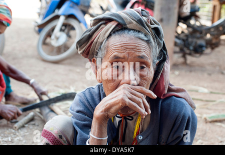 Karen abitante in stato d'animo contemplativo siede all'esterno. Huay Pakoot village, nel nord della Thailandia. Foto Stock