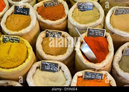 Europa, Francia, Sud, Provenza, Apt, Mercato Mercato del sabato, spice, spezie, mangiare cibo, Foto Stock