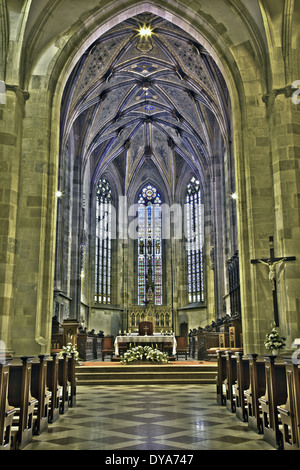 BRATISLAVA, Slovacchia - 11 febbraio 2014: la navata principale di st. Martin cattedrale da 15. cento. Foto Stock