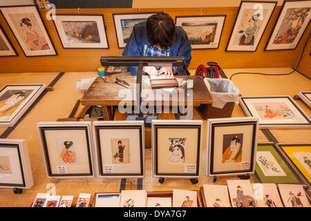 Giappone, Honshu, Kanto, Tokyo, Asakusa, Edo Shitamachi Artigianato Tradizionale Museum, dimostrazione di Woodblock rendendo Foto Stock