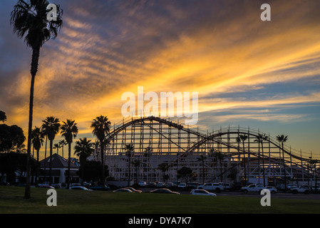 Il Gigante bilanciere Rollercoaster al tramonto. Belmont Park, San Diego, California, Stati Uniti. Foto Stock