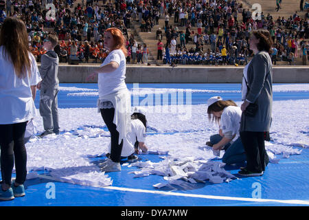 Atene,Grecia-aprile 11: Volontari fare una colomba gigante utilizzando migliaia di navi di carta. Migliaia di studenti provenienti da tutto il paese hanno partecipato al quarto programma panellenica "Olympic istruzione giorno' presso il vecchio stadio Olimpico dove hanno tentato il Guiness dei primati nella formazione di un enorme colomba con un olivo ramo utilizzando navi di carta sul 11 aprile 2014 ad Atene, Grecia.(foto di George Panagakis/ Pacifico Premere) Foto Stock