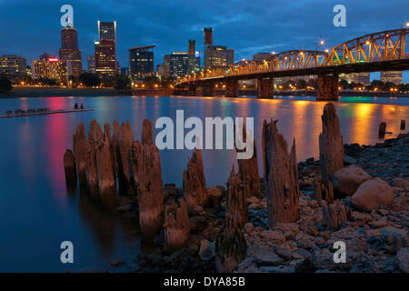 Portland Oregon o USA America Stati Uniti city river bridge acqua span notturno della sera notte blu scuro luci ora c Foto Stock