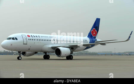 Qingdao, Cina Shandong. Xi Apr, 2014. Un Airbus A320 arriva a Liuting International Airport a Qingdao, Cina orientale della provincia di Shandong, Aprile 11, 2014. Un Airbus A320, il primo aereo di Qingdao Airlines, arrivati a Qingdao il venerdì. La neo-costituita Qingdao Airlines ha acquistato 23 Airbus A320 di aeroplani e aprirà il suo primo percorso aria questo mese. Credito: Xie Hao/Xinhua/Alamy Live News Foto Stock